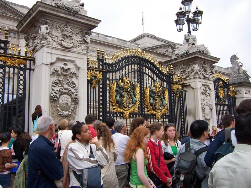The front gates at Buckingham Palace