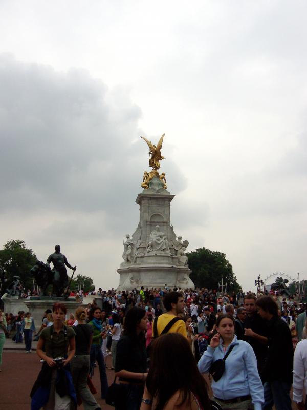 A fountain across from Buckingham Palace