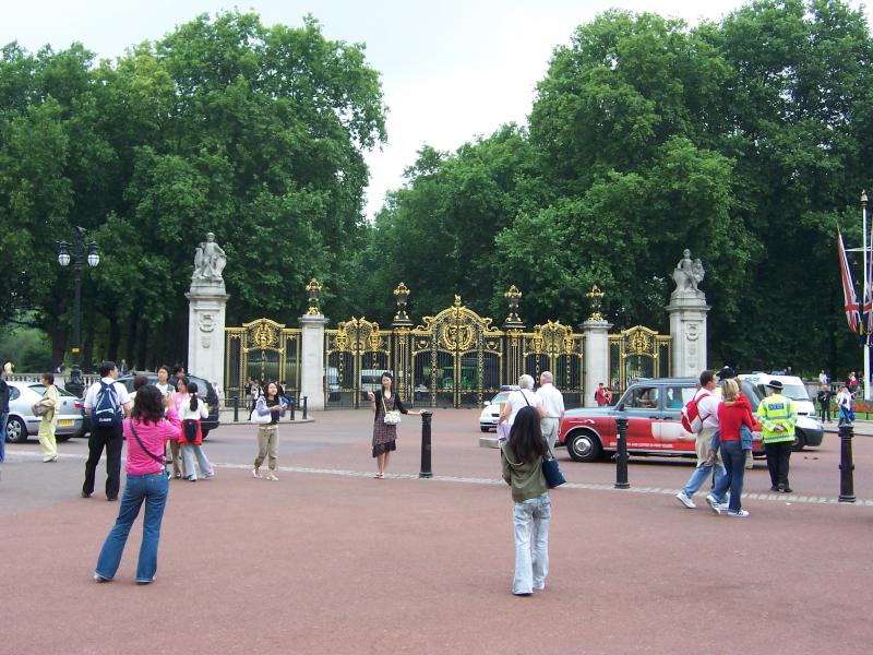 Gates to the public park next to Buckingham Palace