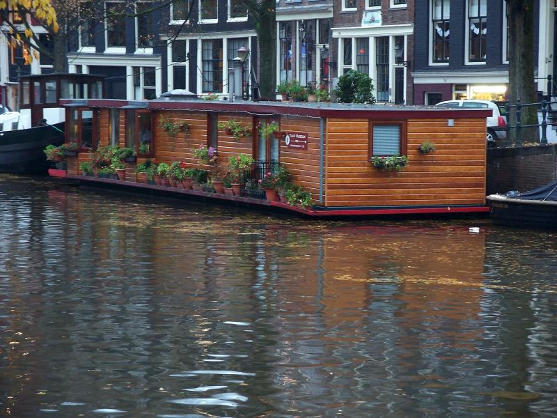 A cool house boat