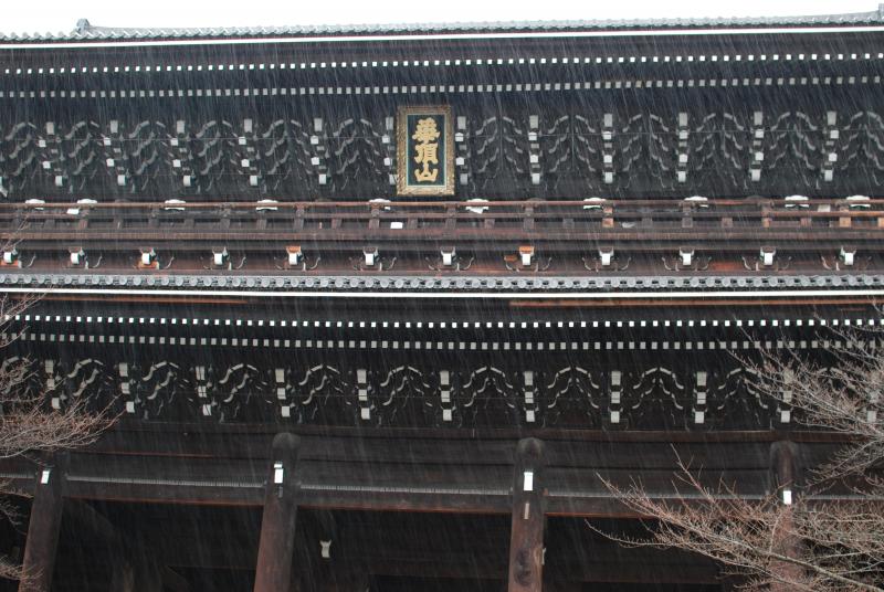 A heavy downpour at Chion-in Temple